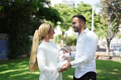 זוג עם תינוק בטבע