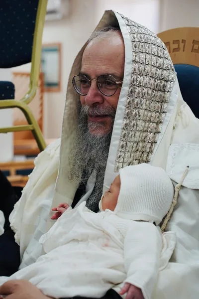 תינוק בטלית בברית