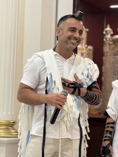 הנחת תפילין ושירה בעלייה לתורה